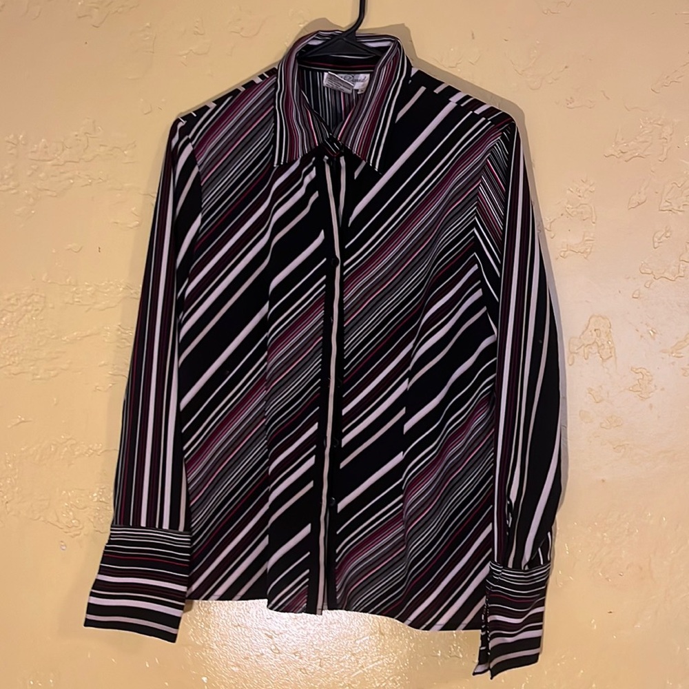 Very fun Fred David stretch button blouse.